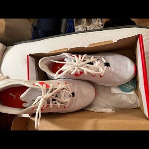 Womens white/ pink pumas.